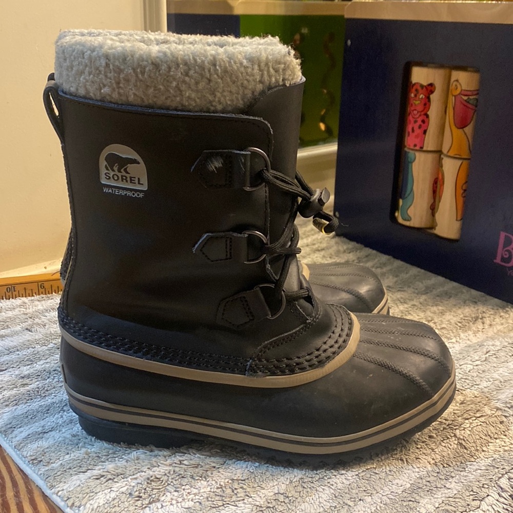 Men’s Sorel size 7 black waterproof duck style book with removable lining